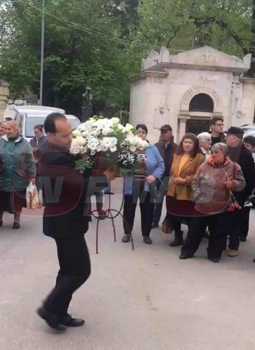 FOTO /  Cum arată aranjamentele florale cu care a fost decorată capela unde este depus trupul neînsufleţit al Ionelei Prodan