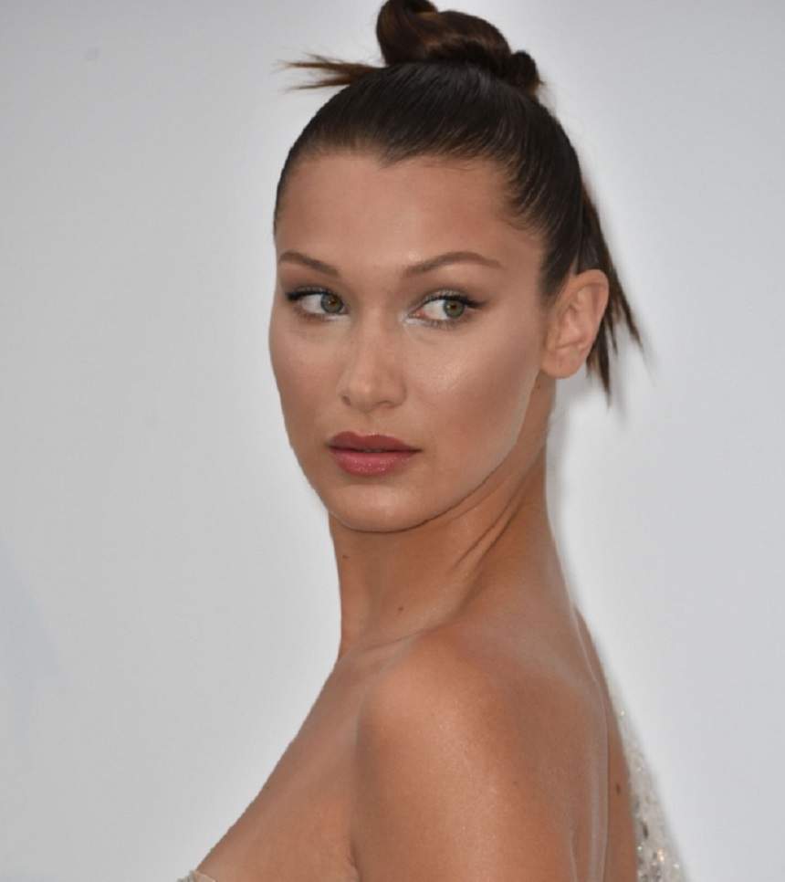 FOTO / Bella Hadid nu se cumințește! Fotomodelul a pozat fără sutien şi înfierbântat minţile bărbaţilor: "O zeiţă"