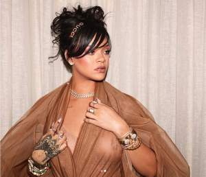 FOTO / A luat proporţii, dar pozează aproape goală! Rihanna, acoperită doar cu o eşarfă transparentă