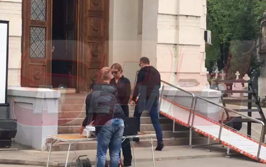 VIDEO / Videoproiector montat în faţa capelei unde este depus trupul neînsufleţit al Ionelei Prodan! Vor fi difuzate imagini şi melodiile regretatei artiste