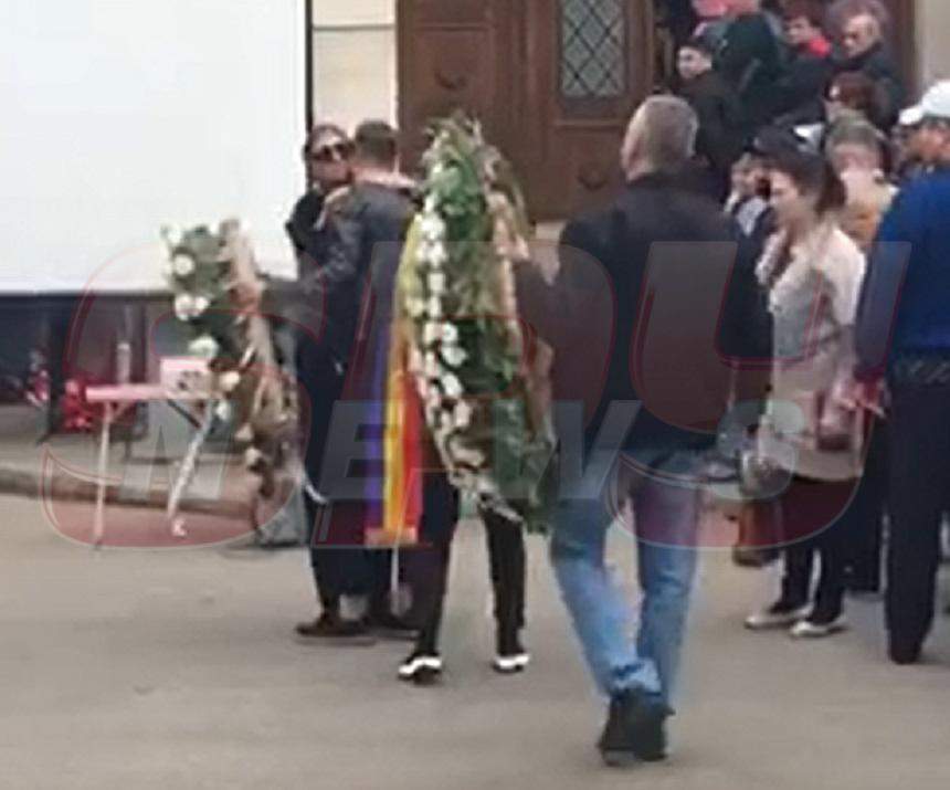 VIDEO / Anamaria Prodan și Laurențiu Reghecampf, consolați de Mihai Pintilii, la capela unde este depus trupul Ionelei Prodan