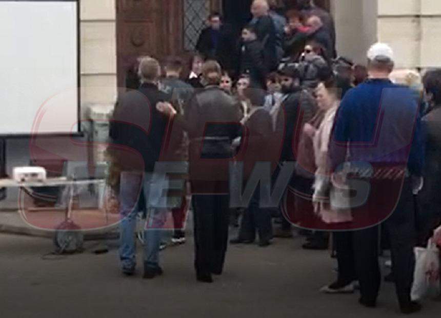 VIDEO / Anamaria Prodan și Laurențiu Reghecampf, consolați de Mihai Pintilii, la capela unde este depus trupul Ionelei Prodan