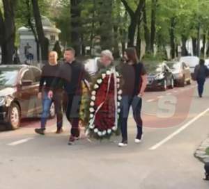 VIDEO / Dan Alexa, alături de Anamaria Prodan şi de Laurențiu Reghecampf,  în cele mai grele clipe! A transportat la capelă două coroane de flori imense