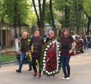 VIDEO / Dan Alexa, alături de Anamaria Prodan şi de Laurențiu Reghecampf,  în cele mai grele clipe! A transportat la capelă două coroane de flori imense