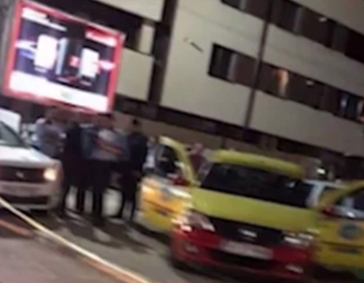 VIDEO / Incident șocant în București. Un taximetrist a tăiat un bărbat cu o sabie