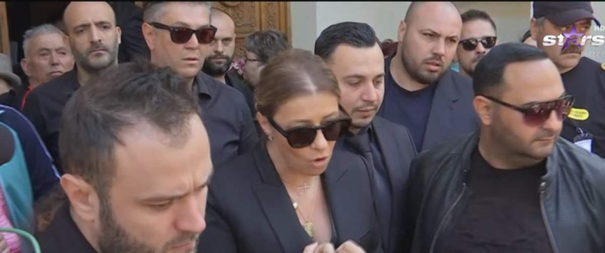 VIDEO / Bătaie pe CD-urile Ionelei Prodan! Anamaria Prodan, nevoită să calmeze spiritele la înmormântarea mamei
