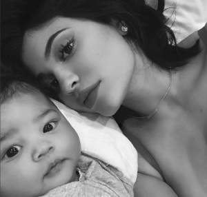 FOTO / Abia a născut, dar s-a dezbrăcat pentru un pictorial sexy, alături de sora sa. Kylie Jenner face senzație pe internet