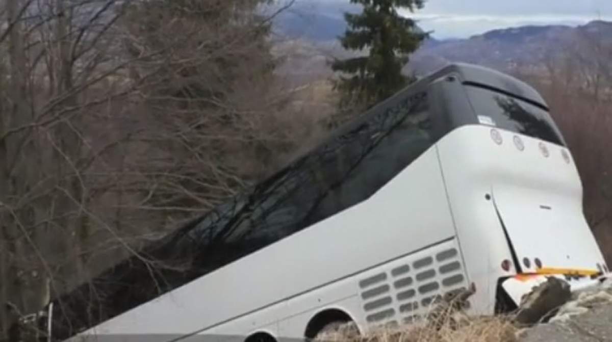 VIDEO / Un autocar cu turişti s-a prăbuşit în râpă pe Cheile Grădiştei