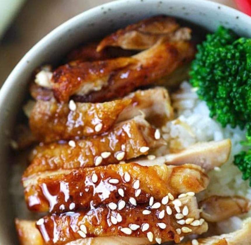 REȚETA DE WEEKEND: Pui Teriyaki cu orez și broccoli înăbușit