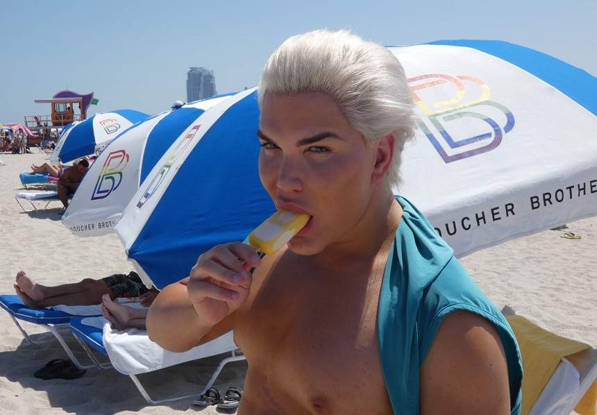FOTO / "Păpușa umană" Ken, show pe o plajă din Miami! Și-a expus "pătrățelele" de silicon și a lins provocator o înghețată