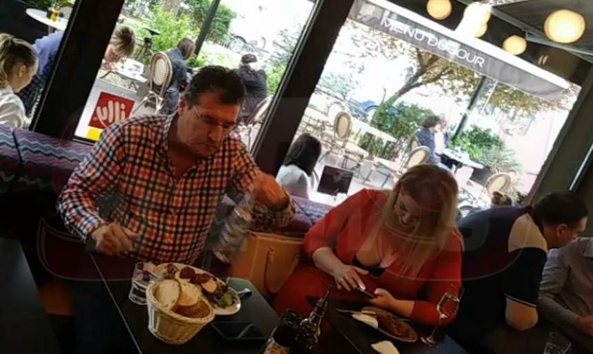 Şi-a pus cel mai adânc decolteu şi i-a oripilat pe toţi de la un restaurant de fiţe din capitală! Oana Lis apariţie şi gesturi şocante în public