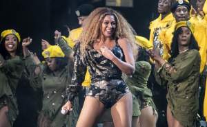 VIDEO / Beyonce și sora ei au căzut pe scenă, în văzul tuturor! Reacția spectatorilor a fost de milioane