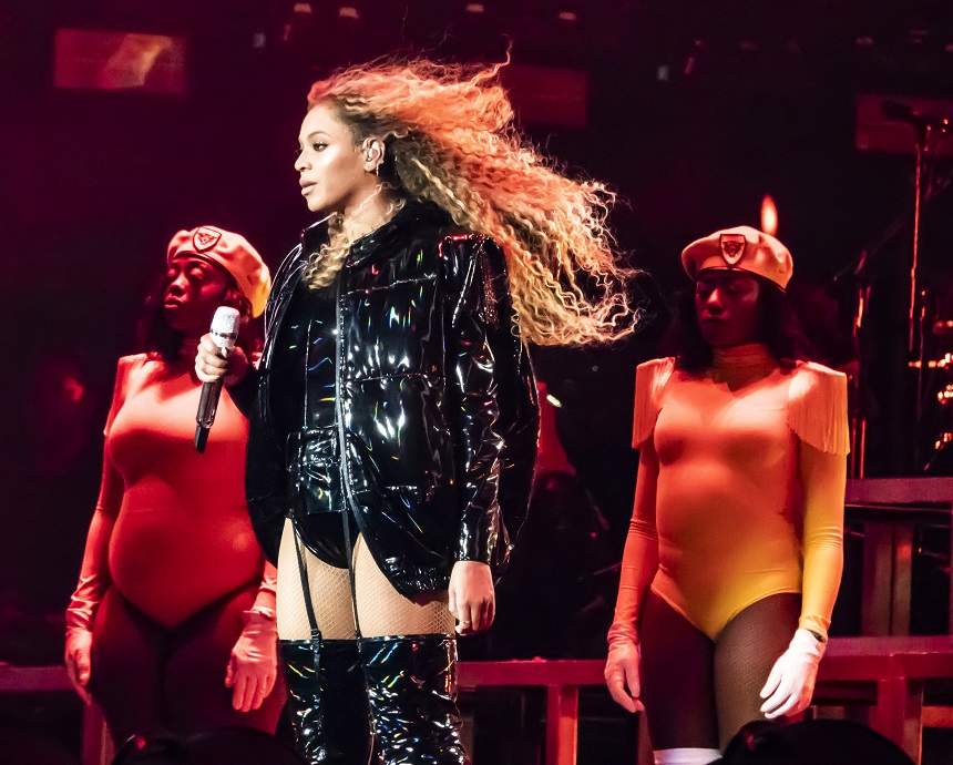 VIDEO / Beyonce și sora ei au căzut pe scenă, în văzul tuturor! Reacția spectatorilor a fost de milioane