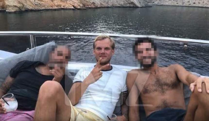 FOTO / Ultimele imagini cu Avicii în viață. Cum a fost fotografiat dj-ul, în timp ce petrecea pe un iaht de lux