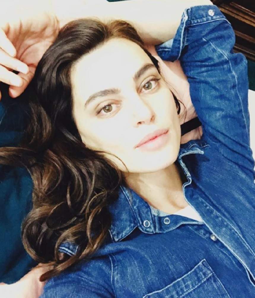 FOTO / Ea este sosia celebrei Catrinel Menghia! Tânăra este model și seamănă izbitor de mult cu românca