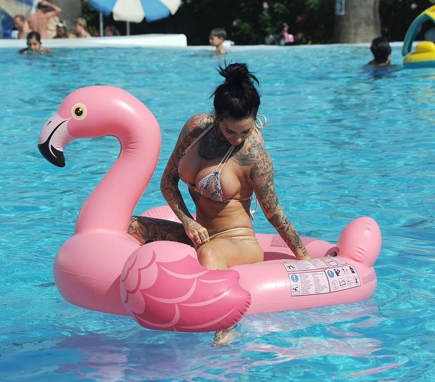 FOTO / Un star internaţional a făcut ravagii la piscină! A apărut într-un costum de baie minuscul şi a pus pe jar mintea bărbaţilor