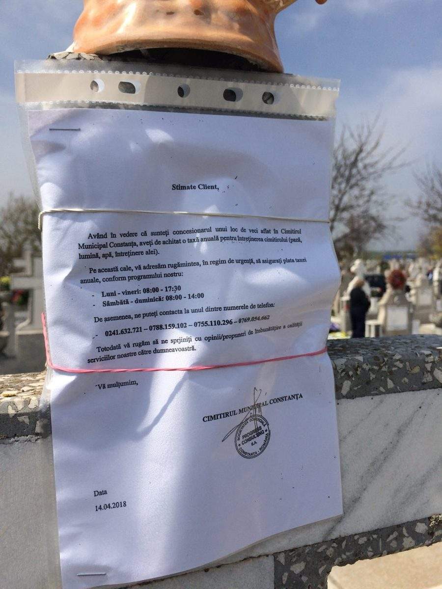 FOTO / Veșnica pomenire... la contribuții. Morții dintr-un cimitir din Constanța, somați să-și plătească taxele