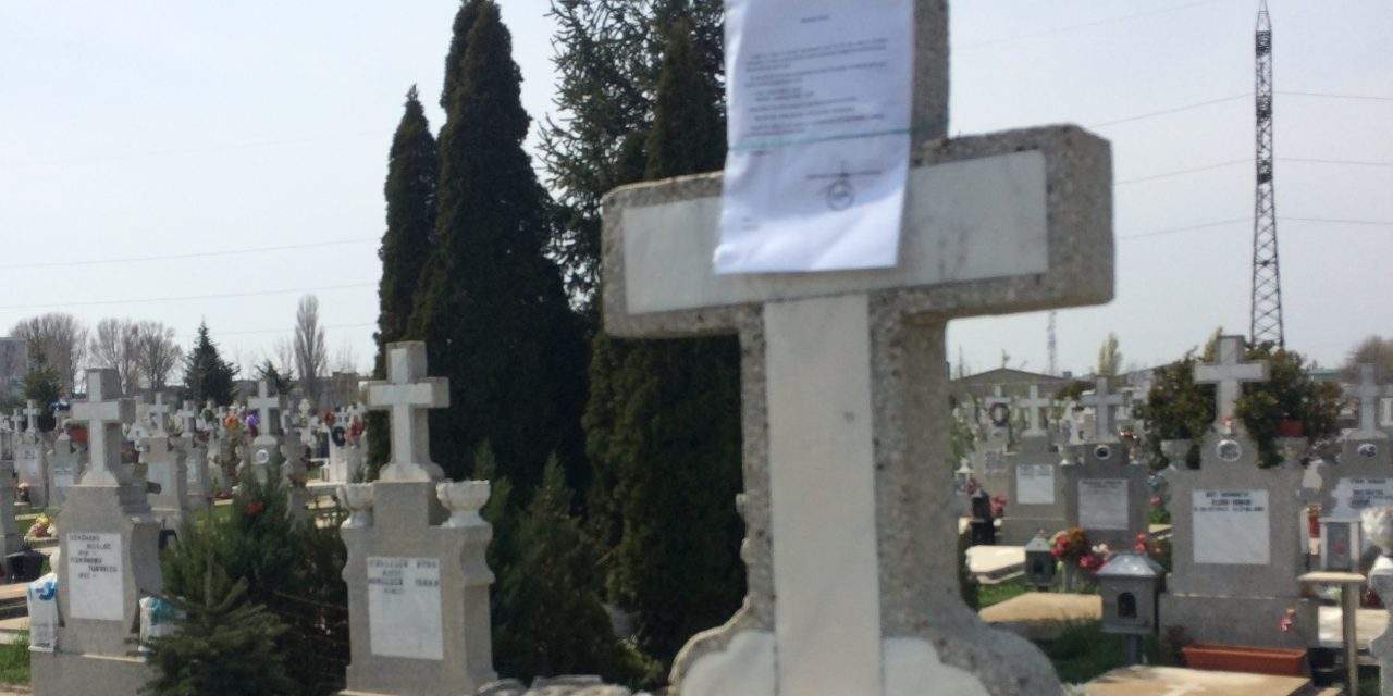 FOTO / Veșnica pomenire... la contribuții. Morții dintr-un cimitir din Constanța, somați să-și plătească taxele
