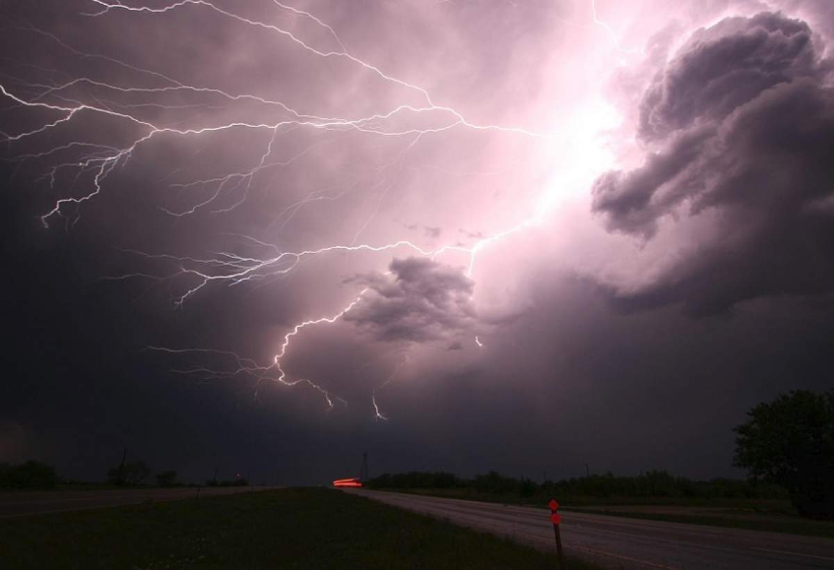 UPDATE: Cod galben de vreme rea! Meteorologii au anunţat ploaie însoţită de descărcări electrice şi grindină