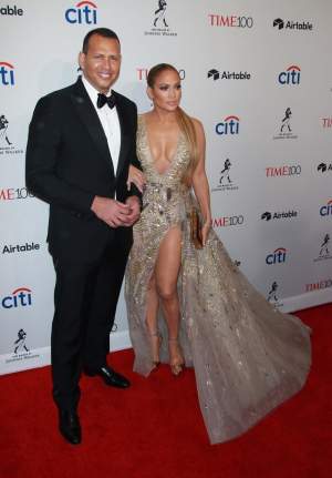 FOTO / Jennifer Lopez, răvășitoare într-o rochie cu o crăpătură adâncă. Parcă timpul s-a oprit în loc pentru ea