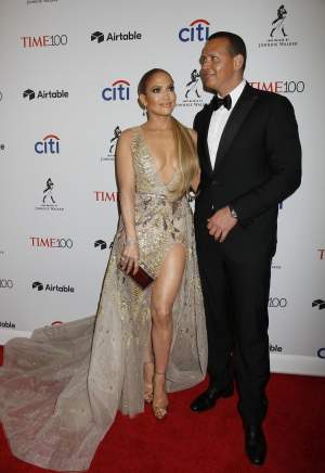 FOTO / Jennifer Lopez, răvășitoare într-o rochie cu o crăpătură adâncă. Parcă timpul s-a oprit în loc pentru ea