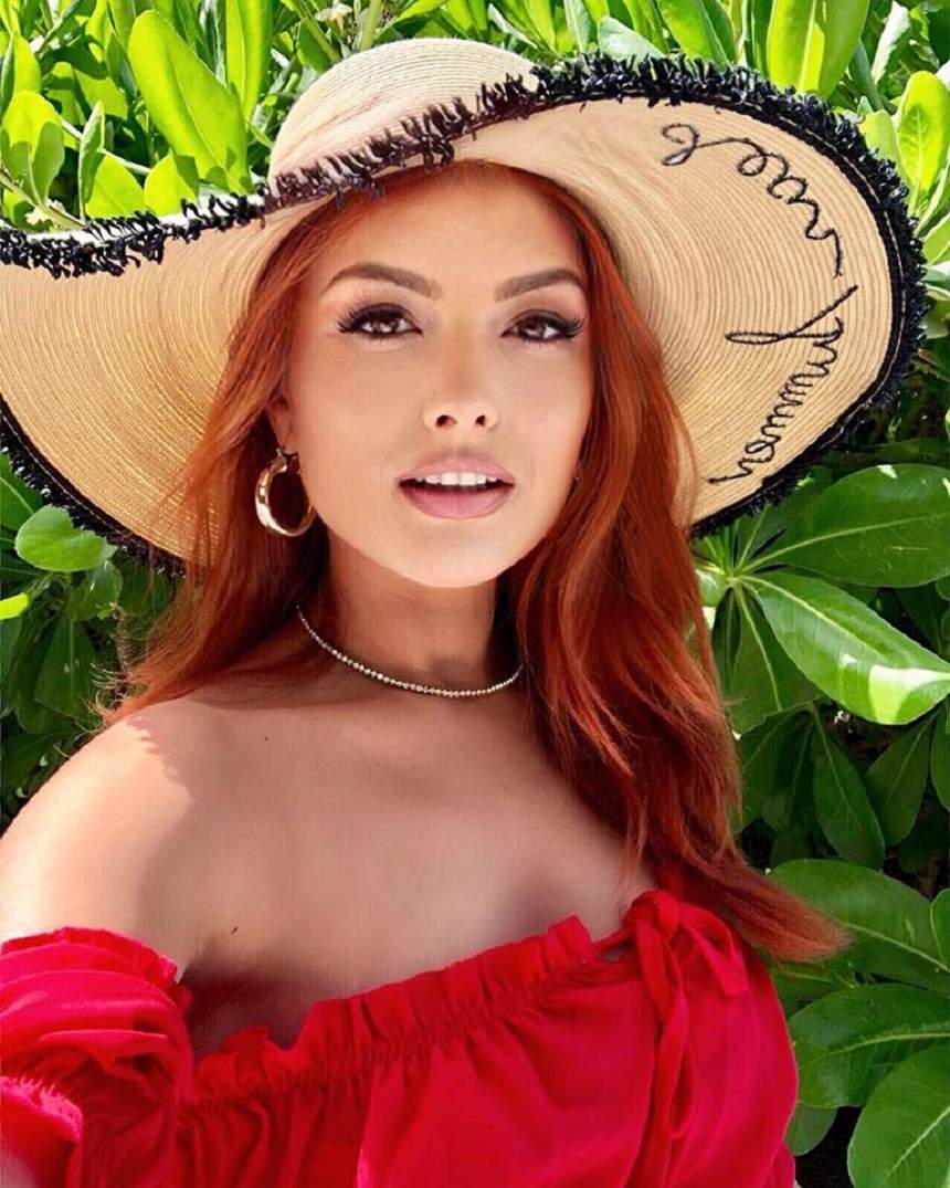 FOTO / Corp de invidiat după două sarcini. Elena Gheorghe, sexy în costum de baie!