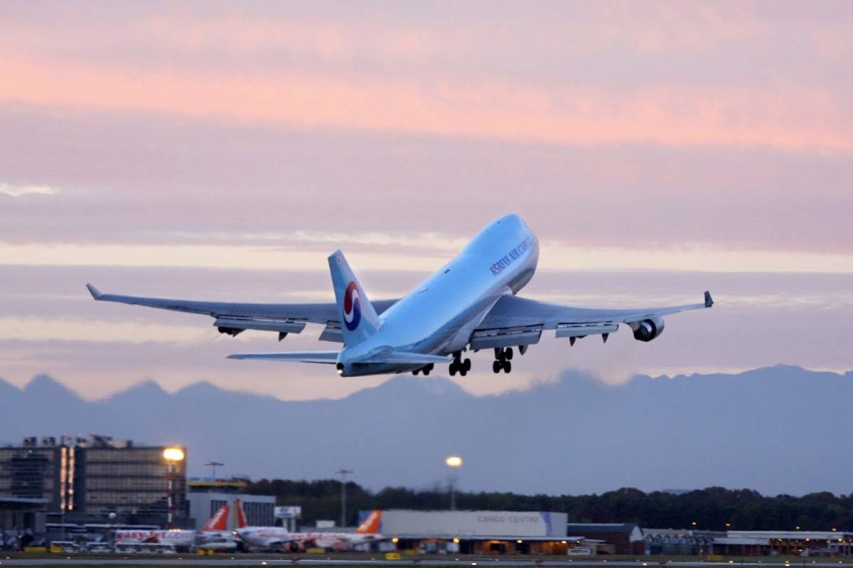 Alertă pe Otopeni. Un avion s-a reîntors pe pistă după ce un geam s-a fisurat în timpul zborului