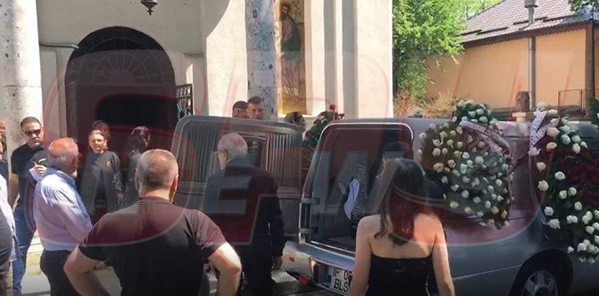 VIDEO & FOTO / Jale acasă la Nelu Ploieşteanu. Dureros ce s-a întâmplat când sicriul fiului a fost scos din curte