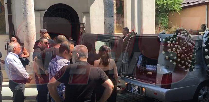 VIDEO /  Ambulanța, chemată de urgență la înmormântarea fiului lui Nelu Ploieșteanu. S-a prăbușit chiar în curtea bisericii!