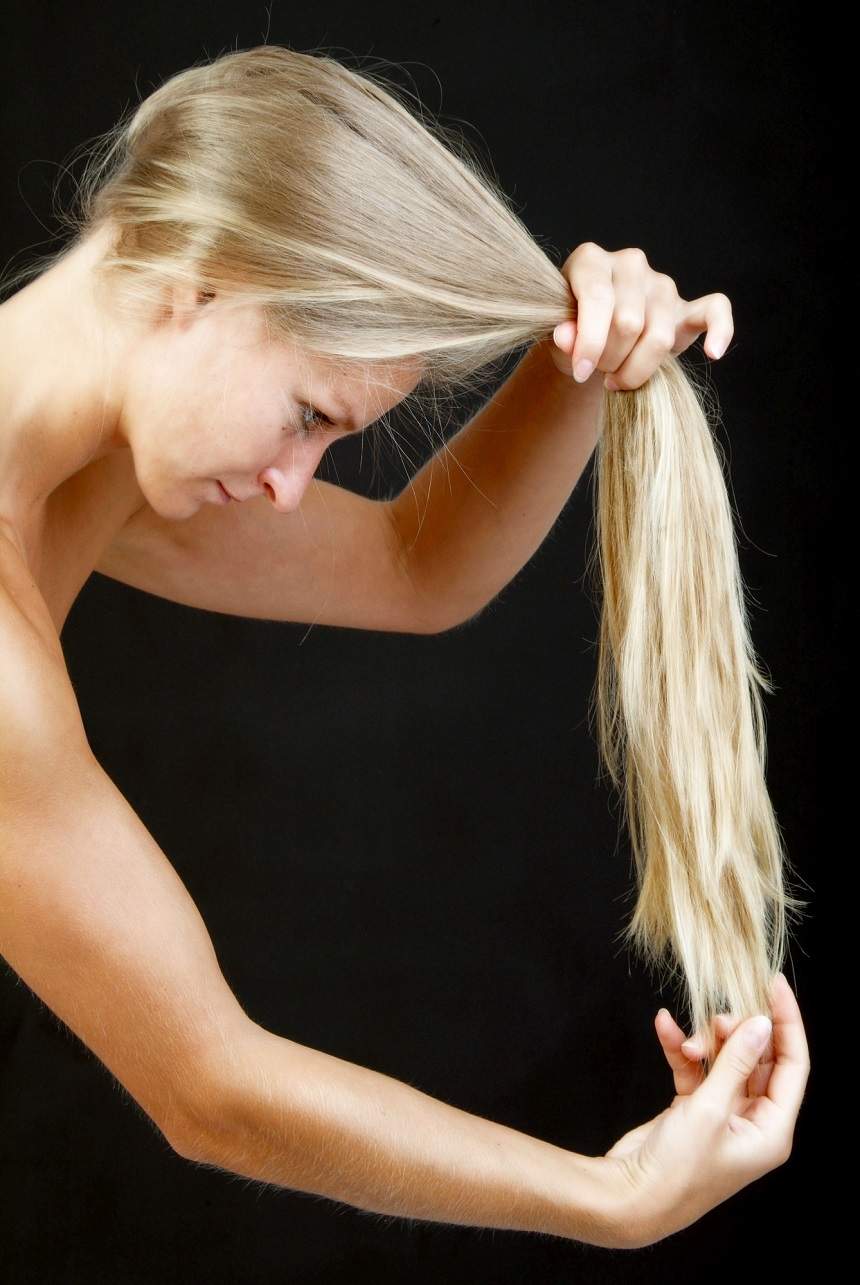 Tu știi cum repari părul deteriorat? 3 uleiuri pe care să le folosești pentru a nu apela la foarfecă