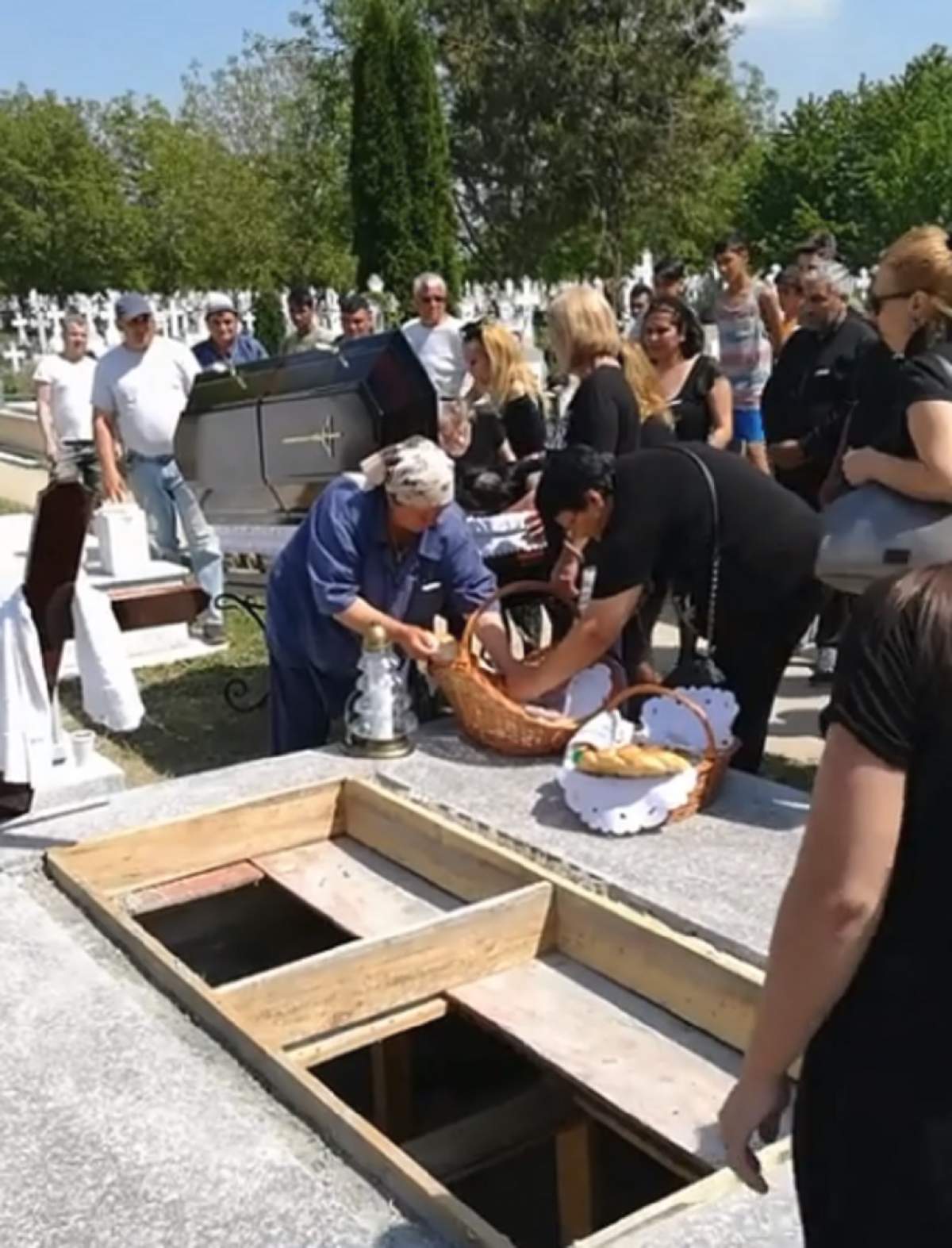 VIDEO & FOTO / Lacrimi și durere la mormântul lui Mihăiță. Elena Ploieșteanu: „Ce mă fac eu fără tine, viața mea?”