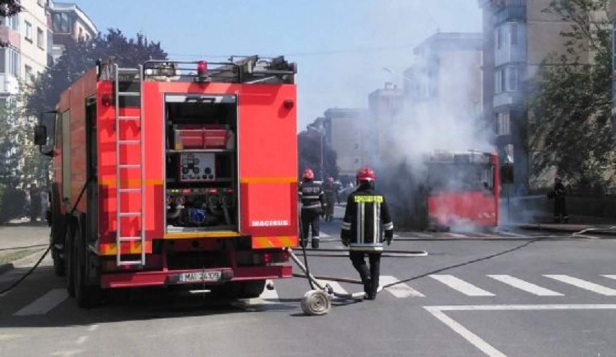 Clipe de panică în Arad! Un autobuz a luat foc în mers