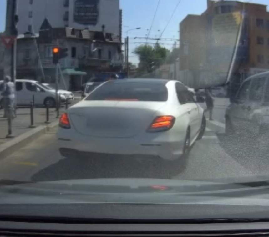 Cocalar cu Merţan! S-a dat jos şi a spart cu pumnul geamul unei alte maşini, participantă la trafic