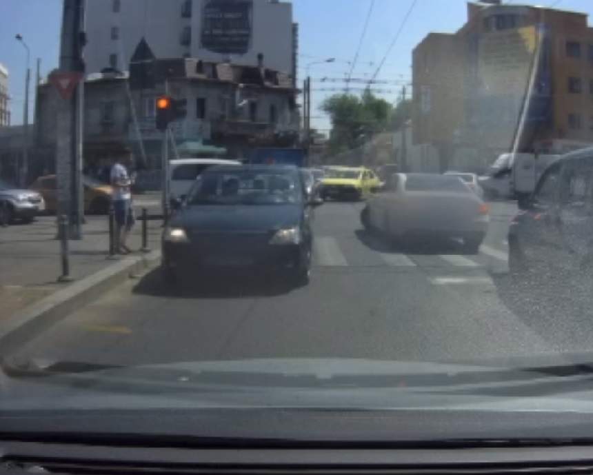 Cocalar cu Merţan! S-a dat jos şi a spart cu pumnul geamul unei alte maşini, participantă la trafic