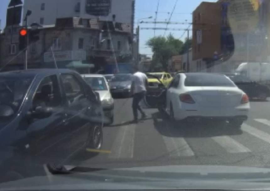 Cocalar cu Merţan! S-a dat jos şi a spart cu pumnul geamul unei alte maşini, participantă la trafic