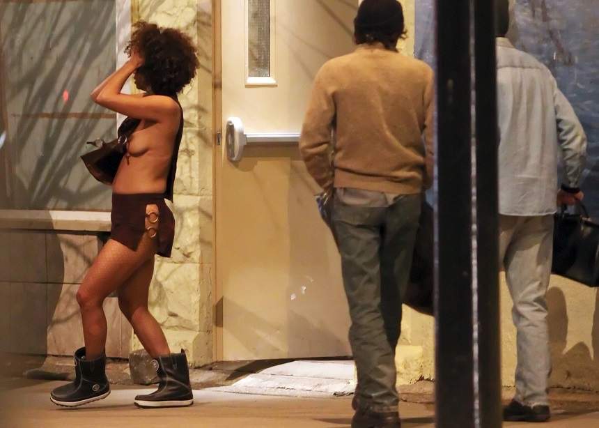 FOTO / Pozele pe care le-ar vrea şterse pentru totdeauna! Halle Berry, surprinsă în sânii goi pe stradă