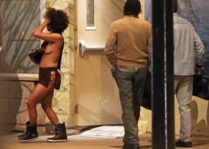FOTO / Pozele pe care le-ar vrea şterse pentru totdeauna! Halle Berry, surprinsă în sânii goi pe stradă