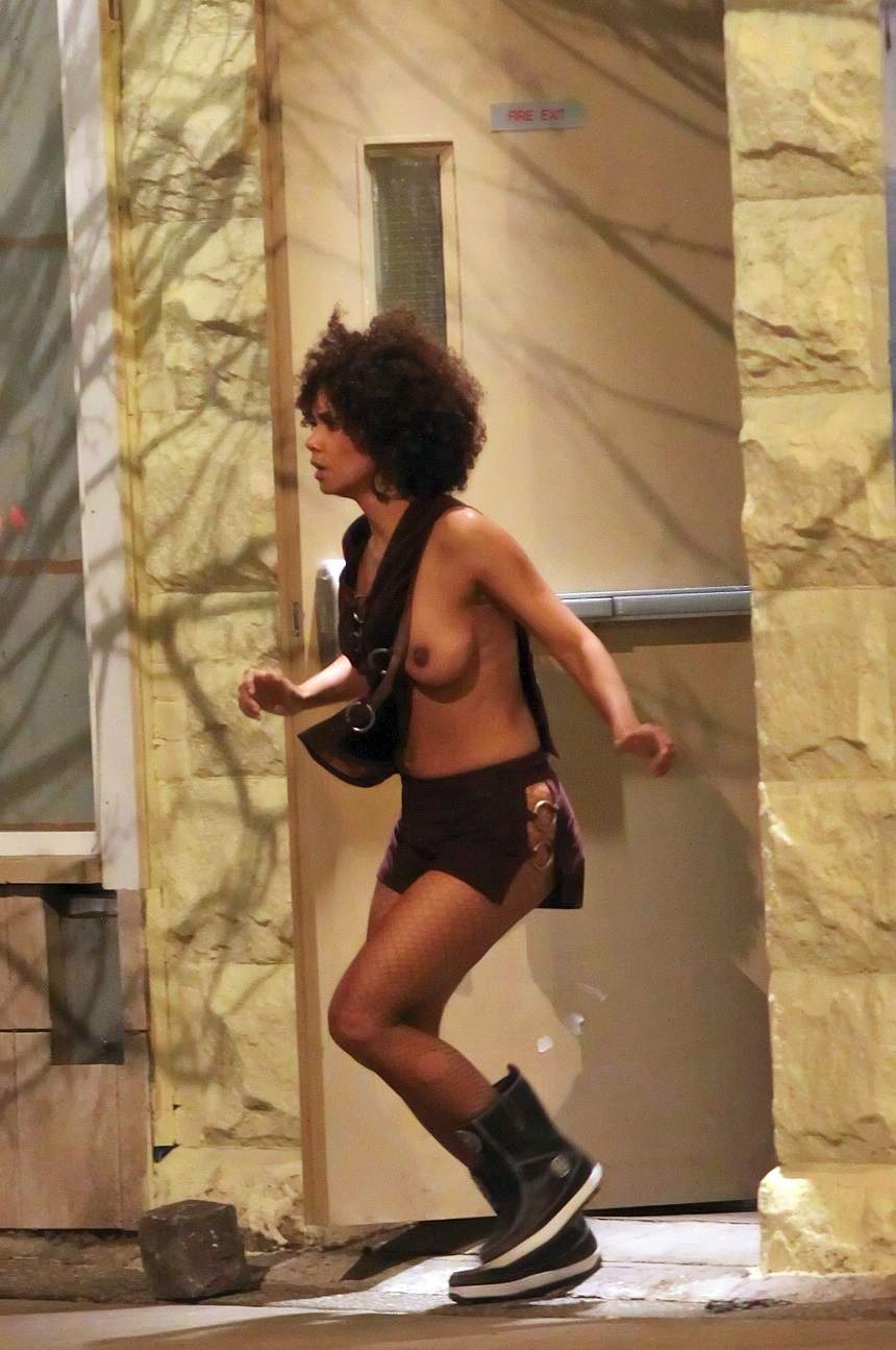 FOTO / Pozele pe care le-ar vrea şterse pentru totdeauna! Halle Berry, surprinsă în sânii goi pe stradă