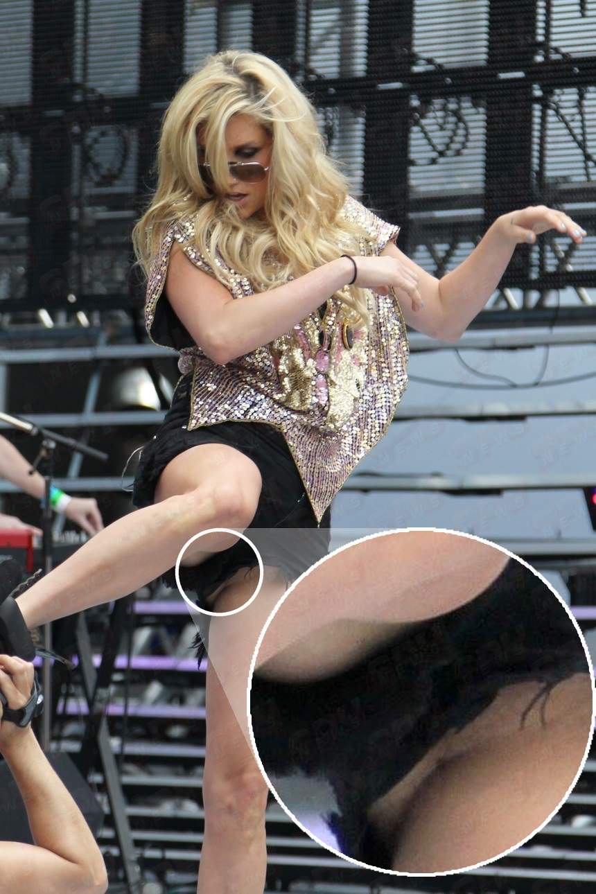 FOTO / Pantalonii mult prea scurţi lasă la vedere ceea ce n-ar trebui! Cântăreaţa Kesha, cu "gogoşica" la vedere, în timpul unui concert