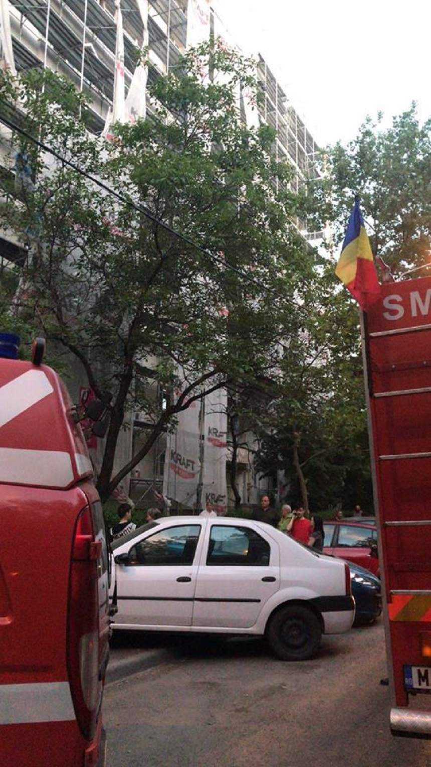 Incendiu devastator în Bucureşti, într-un bloc de locuinţe! Locatarii sunt evacuaţi