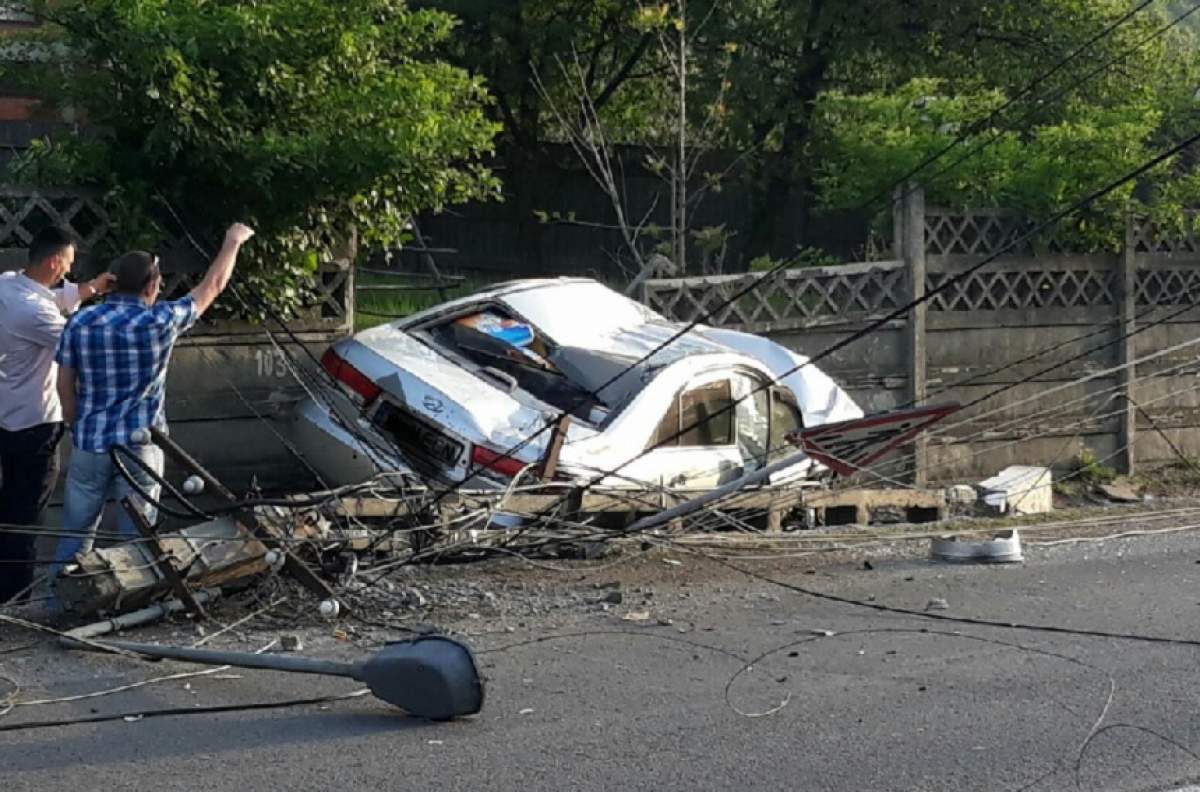 FOTO / Accident teribil cu 7 persoane implicate. Un stâlp s-a prăbuşit peste o maşină