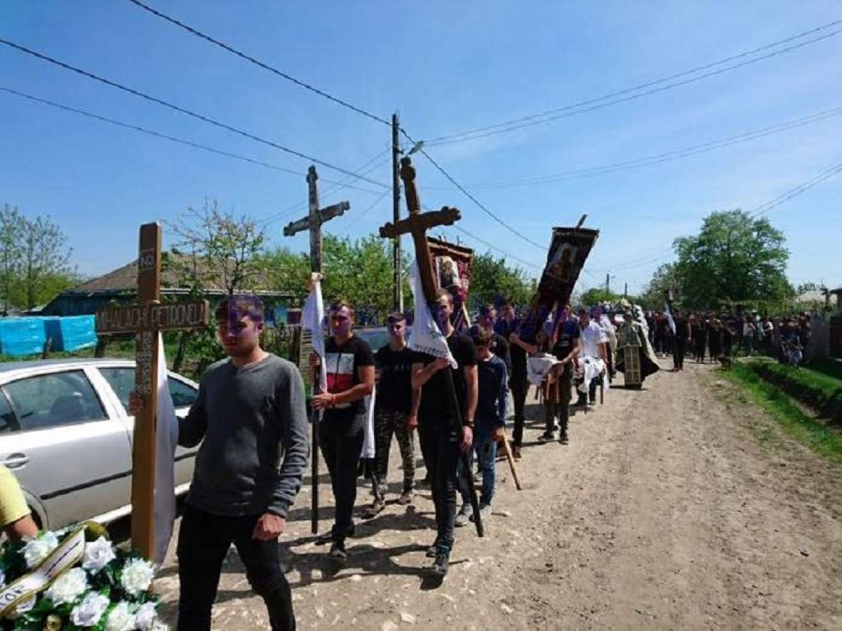 FOTO / Imaginile durerii! Petronela, fata ucisă în Botoşani, condusă pe ultimul drum