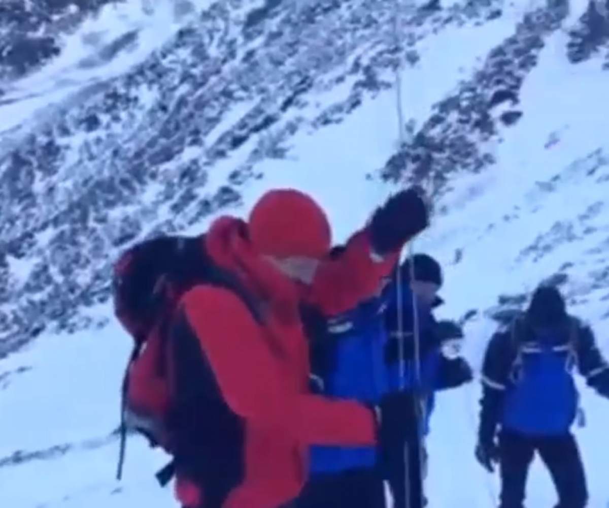 VIDEO / Operațiune de salvare în Munții Bucegi! O mamă și fiul ei de 11 ani au căzut într-o prăpastie