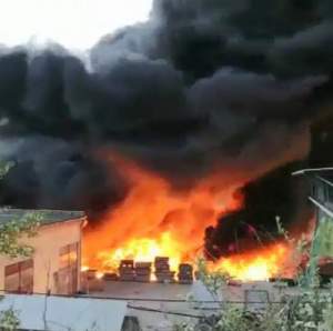 VIDEO / Incendiu devastator într-o clădire din Deva! Flăcările sunt uriaşe, iar un nor gros de fum a acoperit tot oraşul
