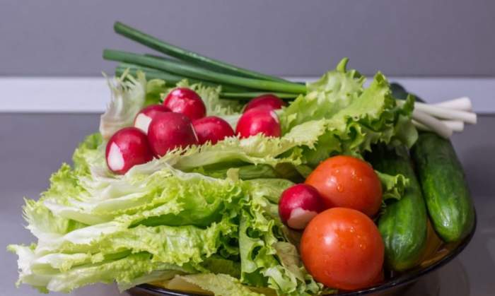 Consumi ceapa verde și salată? Trebuie să știi urgent asta