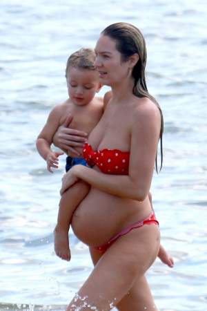 FOTO / Candice Swanepoel, cu burta la gură la plajă! Paparazzii au surprins-o în timp ce se "lupta" cu fiul ei