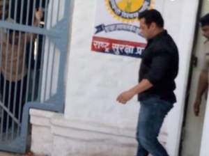 VIDEO / Salman Khan a fost condamnat la 5 ani de închisoare. A ajuns după gratii imediat după luarea deciziei