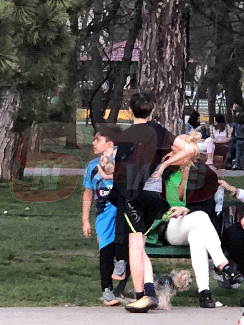 FOTO/ Ce face Vica atunci când iese în parc şi o "loveşte" foamea! Uită de fiţe şi îşi aduce aminte de unde a plecat