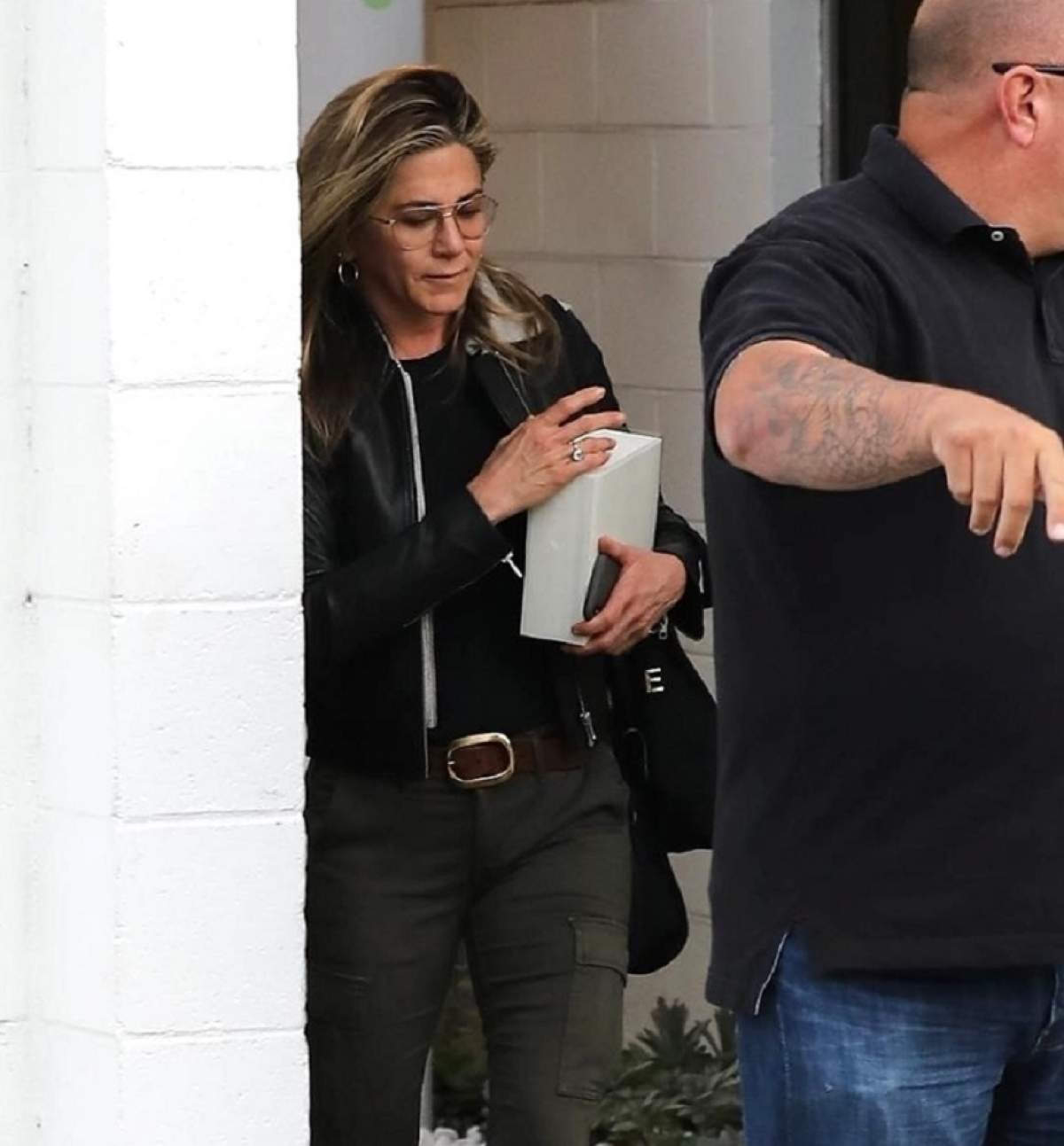 Jennifer Aniston îşi vindecă singurică rănile! Paparazzii au surprins primele imagini cu ea, după ce Brad Pitt s-a cuplat cu alta