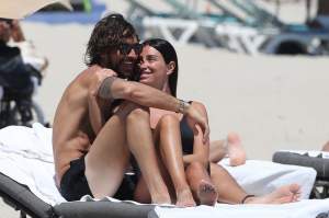 FOTO / Fosta iubită a lui Gianluca Vacchi, clipe fierbinți la malul mării alături de iubit. S-au sărutat și s-au pipăit în văzul tuturor 